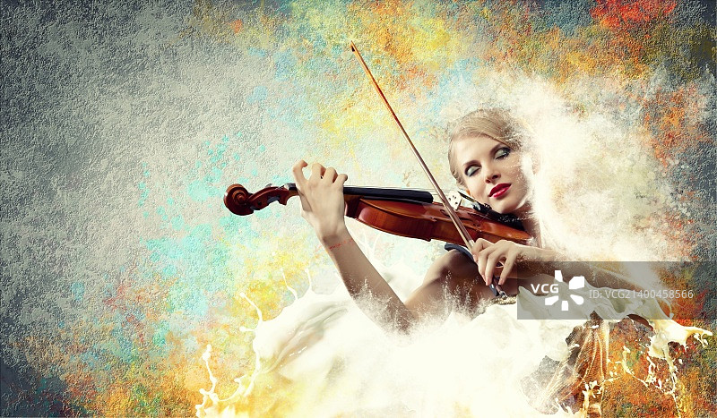 美丽的女性小提琴家在飞溅的背景下闭着眼睛演奏影像图片素材