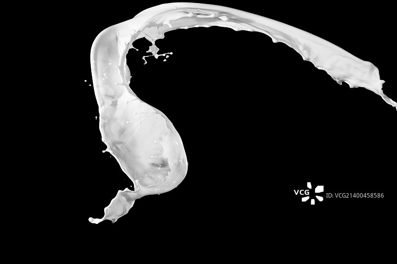 白色牛奶飞溅，黑色背景图片素材