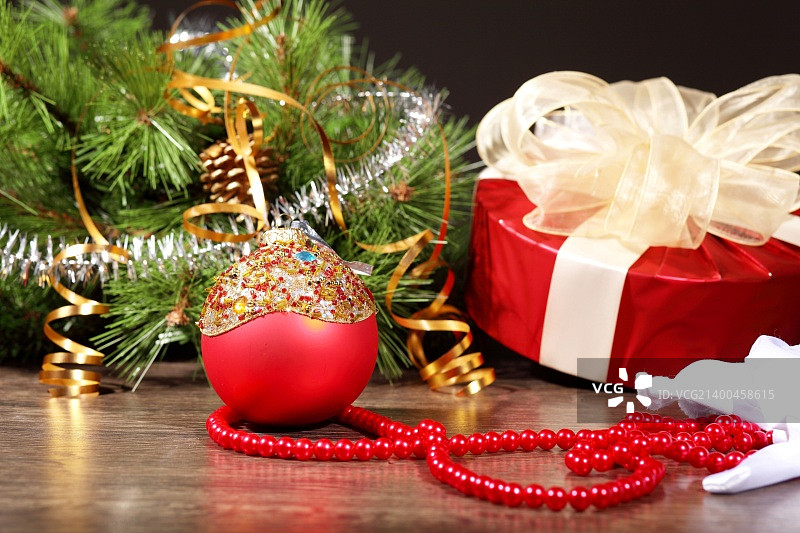 圣诞树的精美圣诞装饰品图片素材