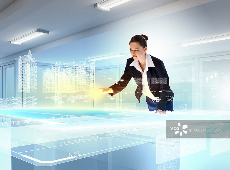 年轻女商人点击高科技图片上的图标图片素材