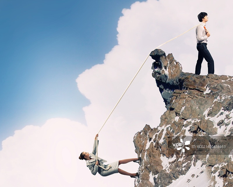 男人和女人在山顶拔河图片素材