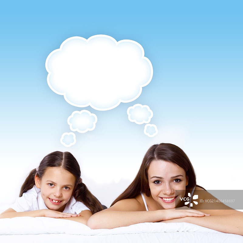 年轻家庭和女儿的房子图片素材