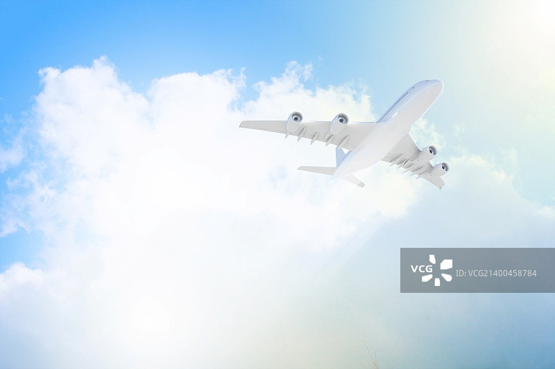 在多云天空飞行的飞机图片素材