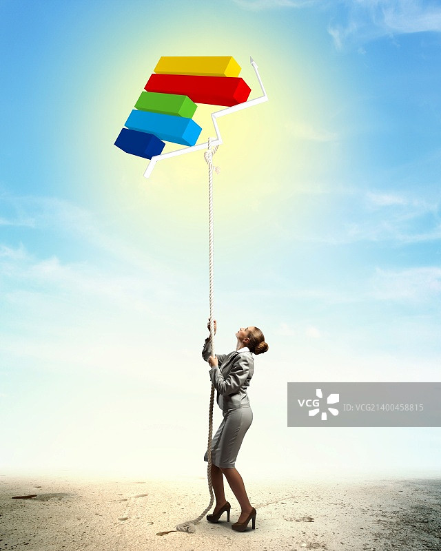 女商人攀爬绳索，奋力向上图片素材