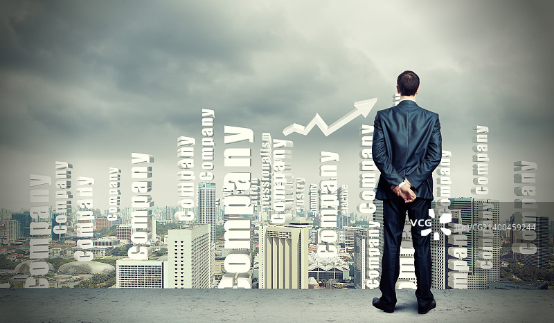 成功的年轻商人站在现代城市景观前图片素材