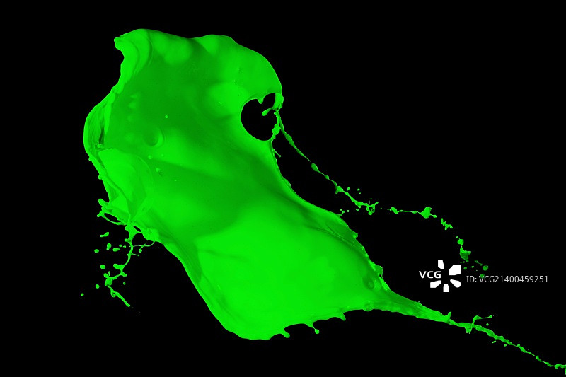 黑色背景上飞溅的绿色油漆图片素材