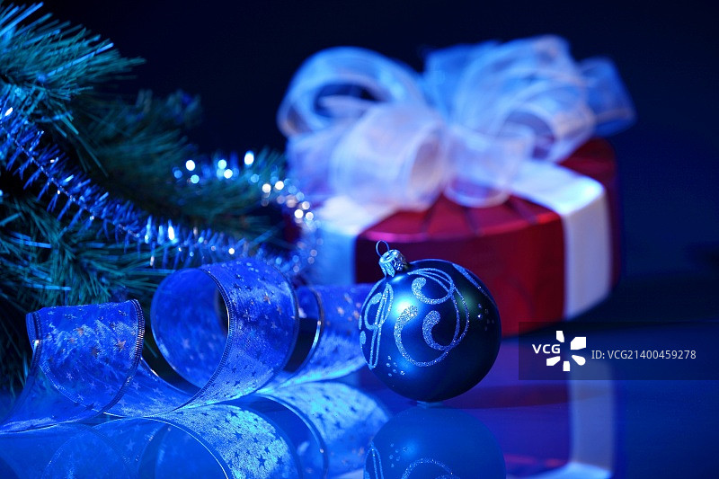 圣诞树的精美圣诞装饰品图片素材