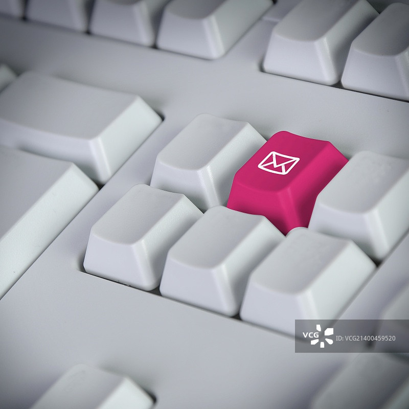 包含信封和键盘的现代通信电子邮件概念图片素材