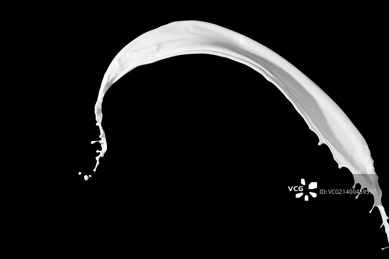 白色牛奶飞溅，黑色背景图片素材