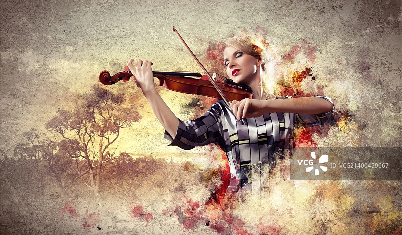美丽的女性小提琴家在飞溅的背景下闭着眼睛演奏影像图片素材