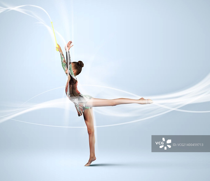 穿着体操服在白色背景上展示运动技巧的年轻可爱女子图片素材