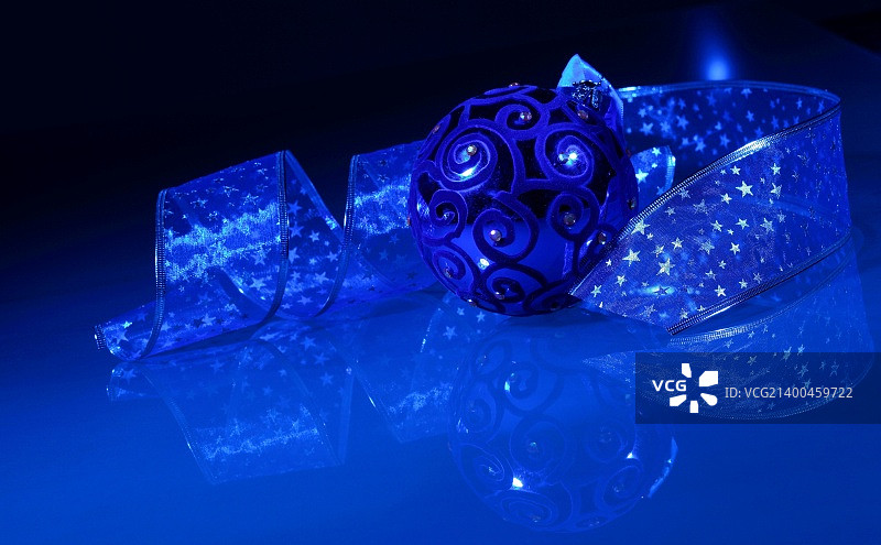 圣诞树的精美圣诞装饰品图片素材