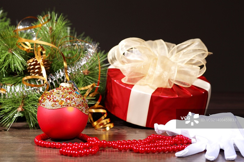 圣诞树的精美圣诞装饰品图片素材