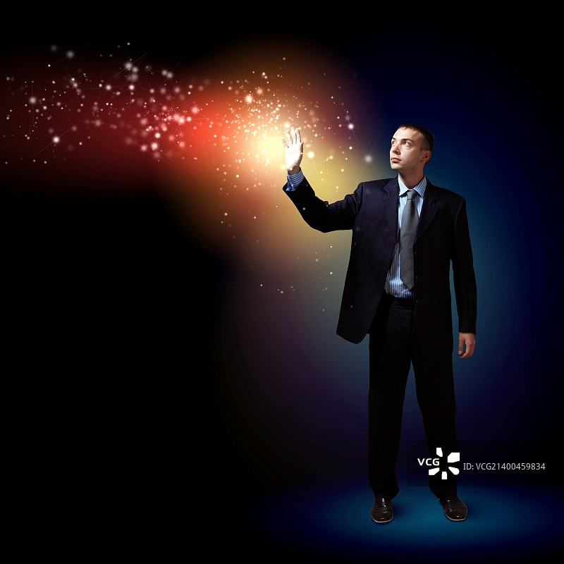 手持闪光的年轻有为的商人，象征着成功和进步图片素材