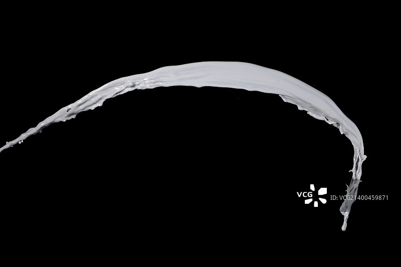 白色牛奶飞溅，黑色背景图片素材