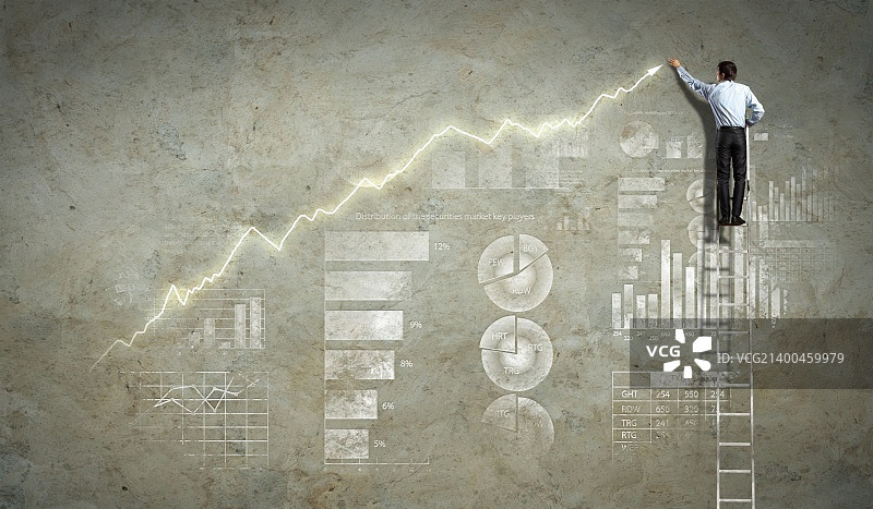 站在梯子上绘制图表的商人图片素材