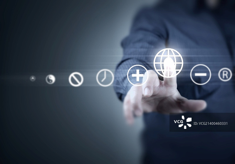 手部按下触摸屏上的抽象虚拟按钮图片素材