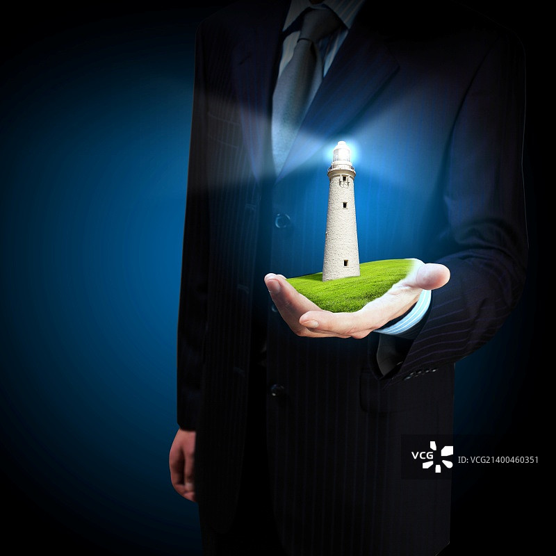 商人和黑暗中闪耀的灯塔图片素材