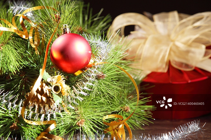 圣诞树的精美圣诞装饰品图片素材
