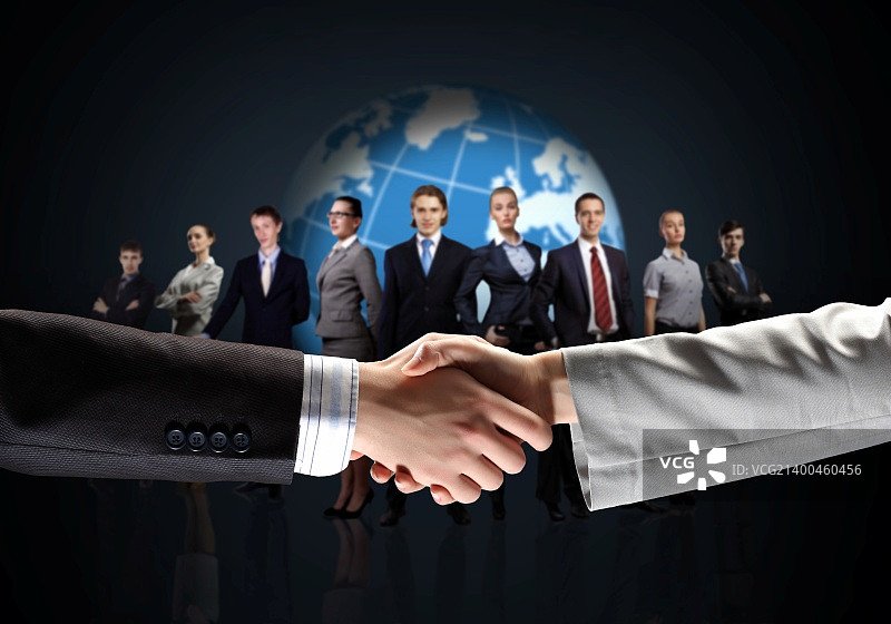 黑色背景下的商务握手图片素材