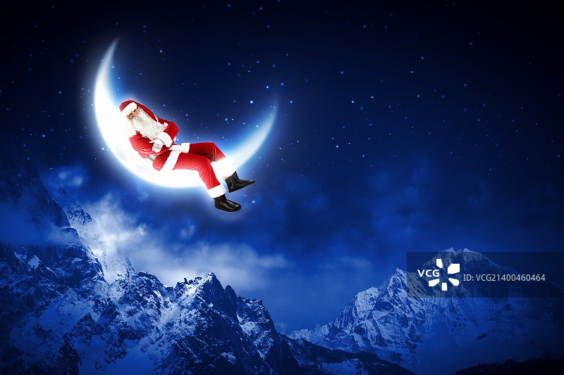 圣诞老人坐在冬季森林上空闪亮的月亮上图片素材