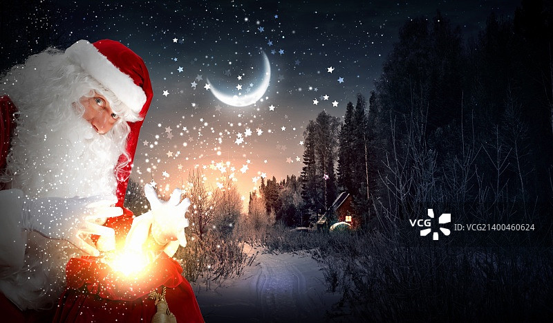 留着胡子、戴着红帽子的圣诞老人拿着麻袋并向里看图片素材