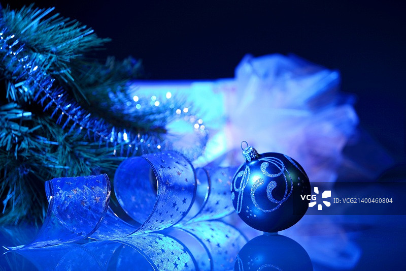 圣诞树的精美圣诞装饰品图片素材