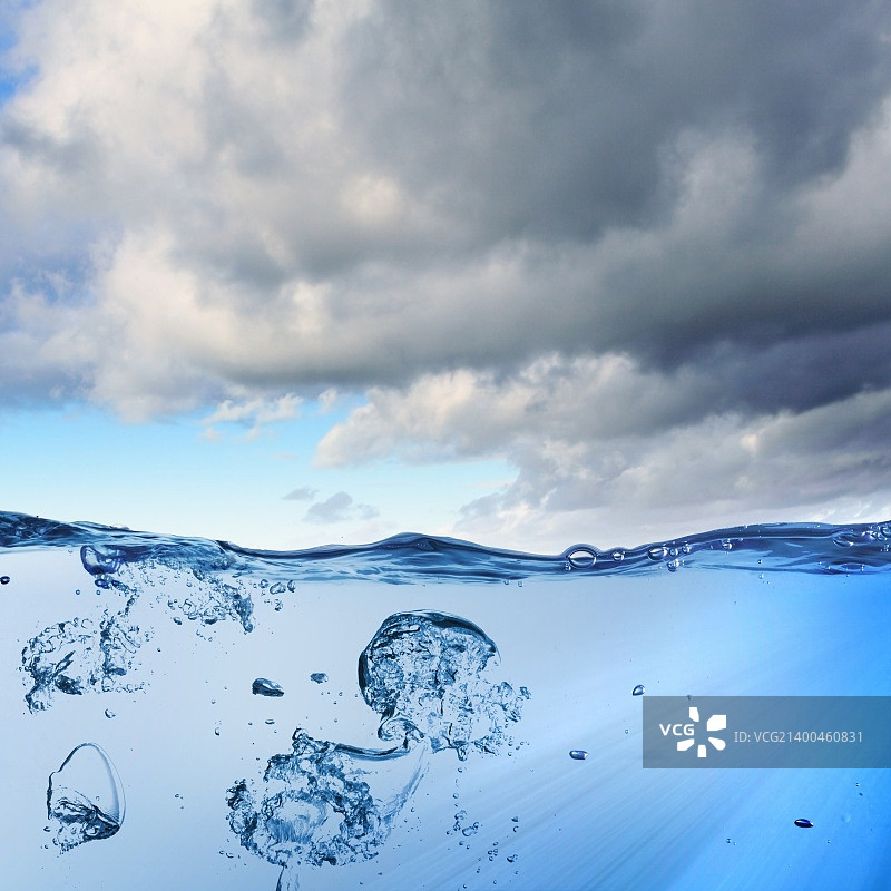 带有气泡的波浪海水的插画图片素材