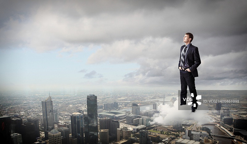 成功的年轻商人站在现代城市景观前图片素材