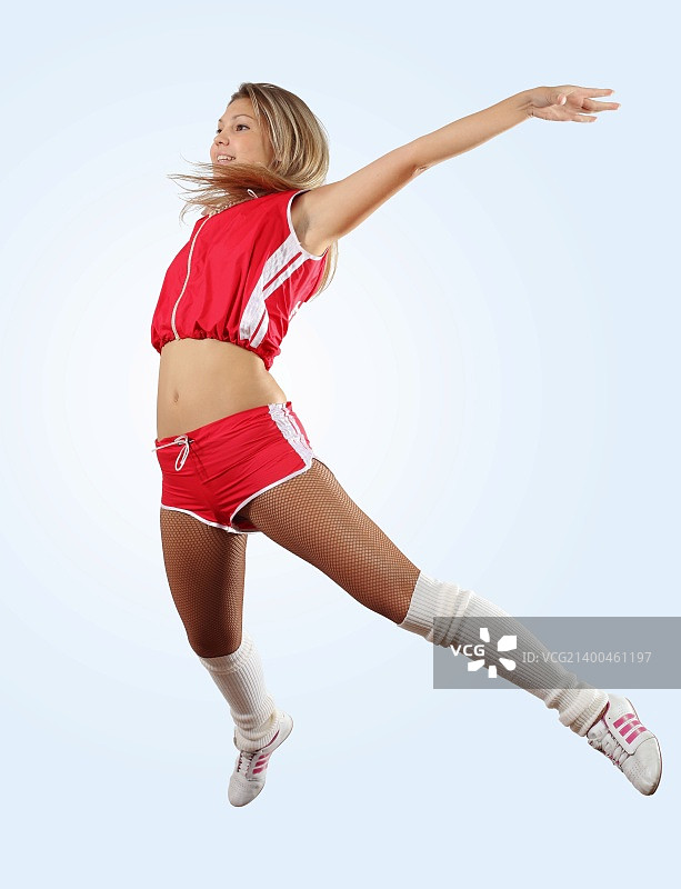 身穿制服的啦啦队员高高跳起（白色背景）图片素材