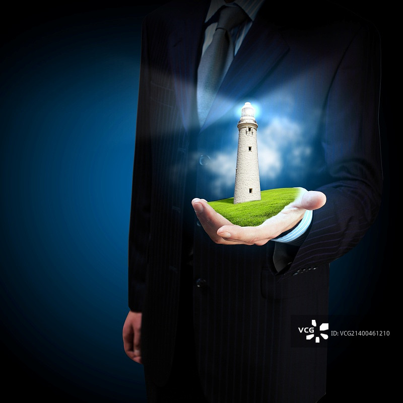 商人和黑暗中闪耀的灯塔图片素材