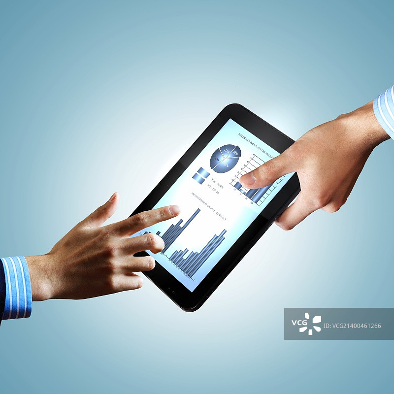 具有无线设备的商业插图中的现代计算机技术图片素材