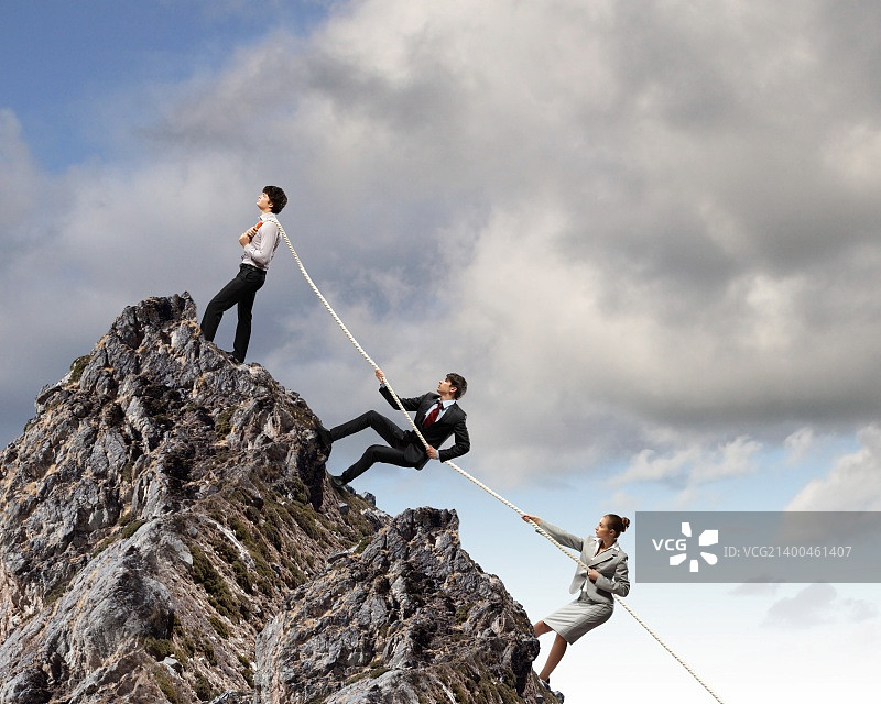 三位商务人士在山顶拉绳子的图片图片素材