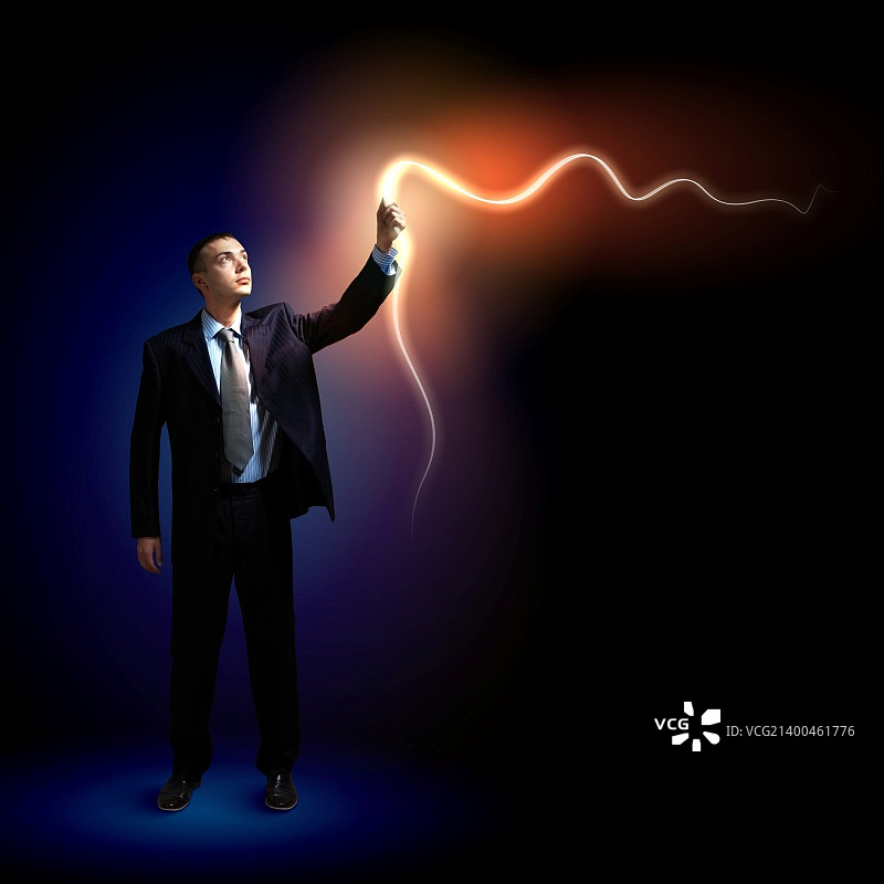 手持闪光的年轻有为的商人，象征着成功和进步图片素材