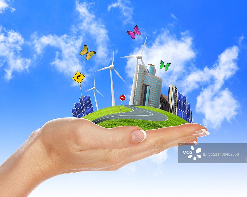手持带有太阳能电池板的绿色地球图片素材