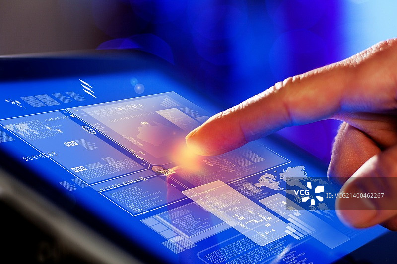 手指触摸平板电脑蓝色屏幕特写图片素材