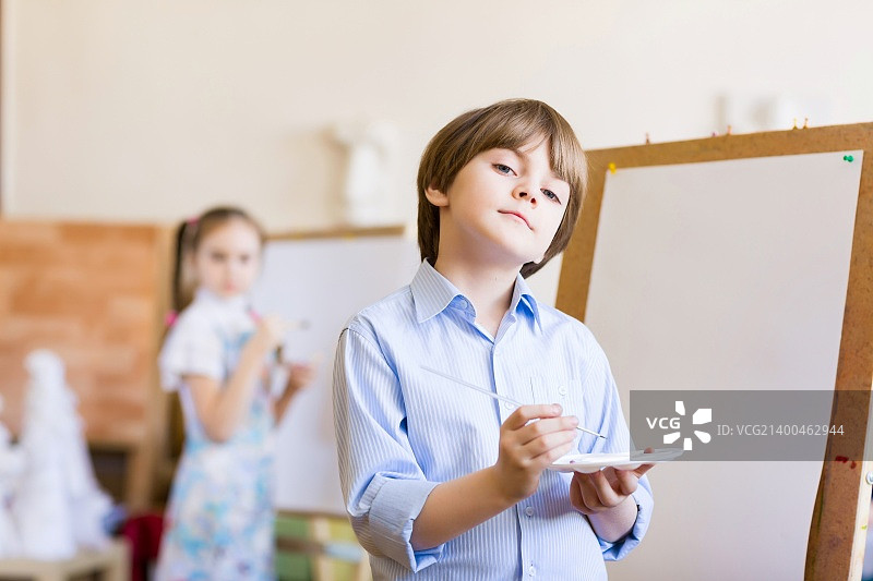 绘画的可爱男孩图片素材