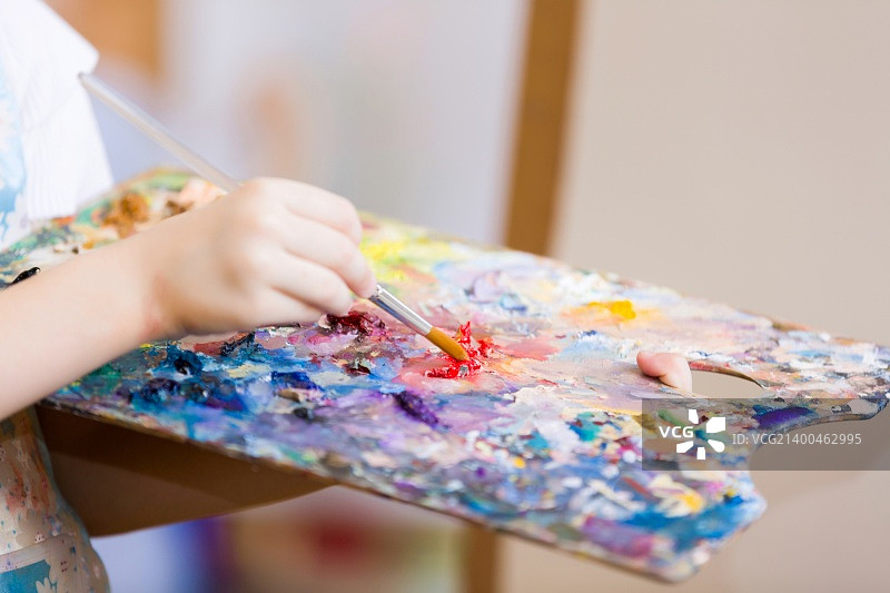 手持物品的孩子图片素材