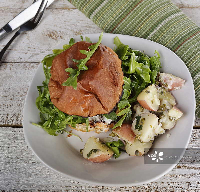三文鱼汉堡配芝麻菜和土豆沙拉图片素材