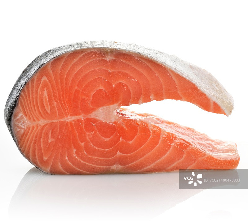 白色背景上的生鲑鱼切片图片素材