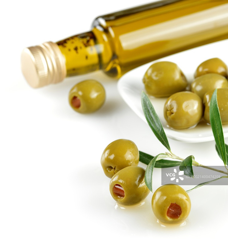 酿有辣椒和橄榄油的绿色橄榄图片素材