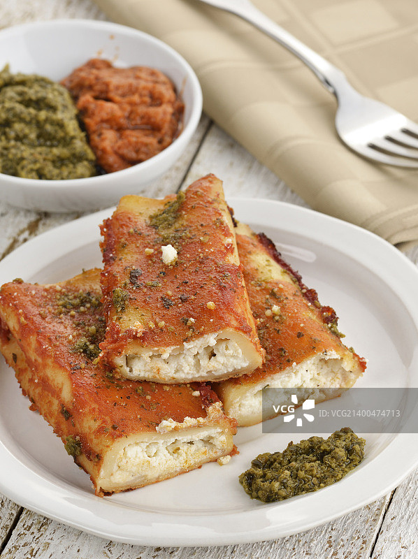 奶酪番茄酱意面与罗勒香蒜酱图片素材