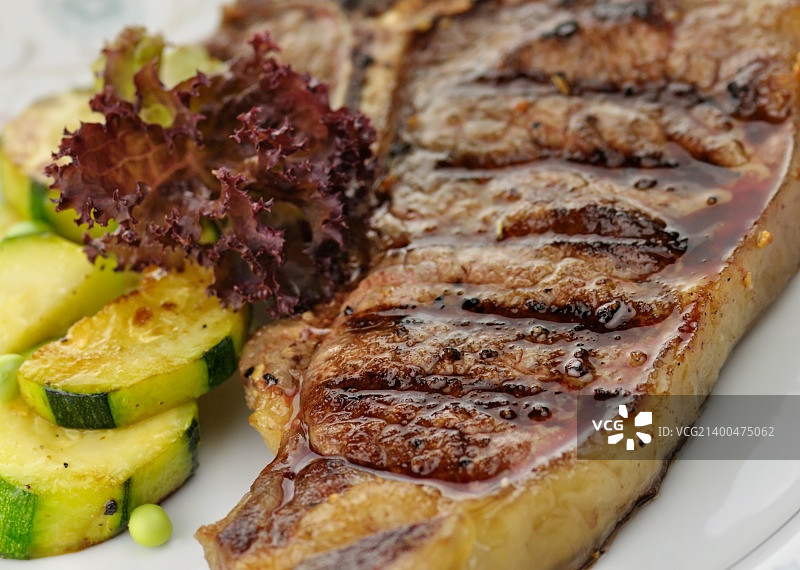 新鲜多汁的带骨牛排与蔬菜图片素材