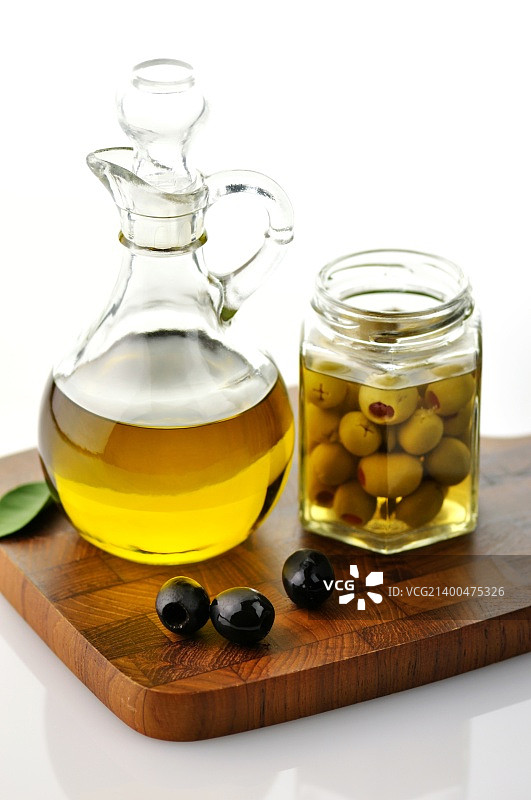 一瓶橄榄油和橄榄图片素材
