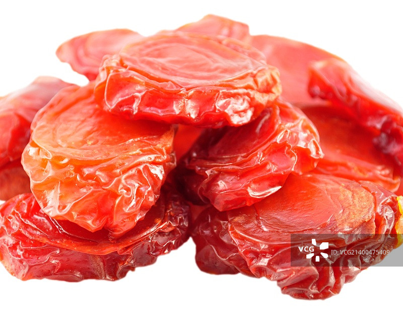 白色背景上的干梅子特写图片素材