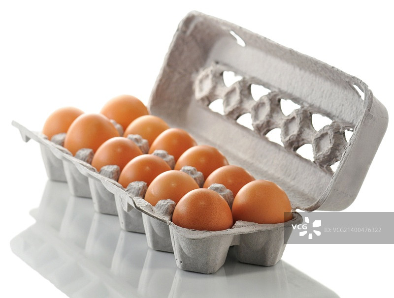 白色背景的盒子里的鸡蛋图片素材