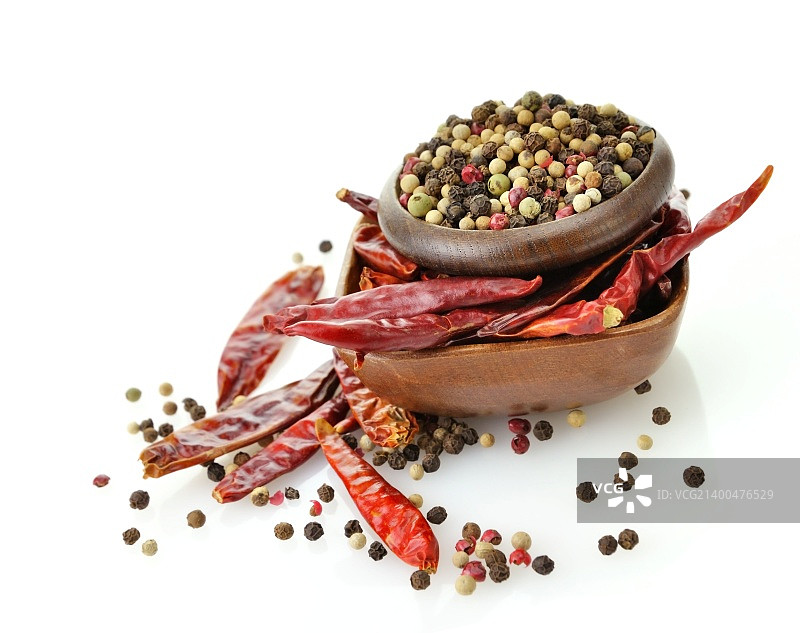 木碗里的红辣椒和胡椒籽图片素材