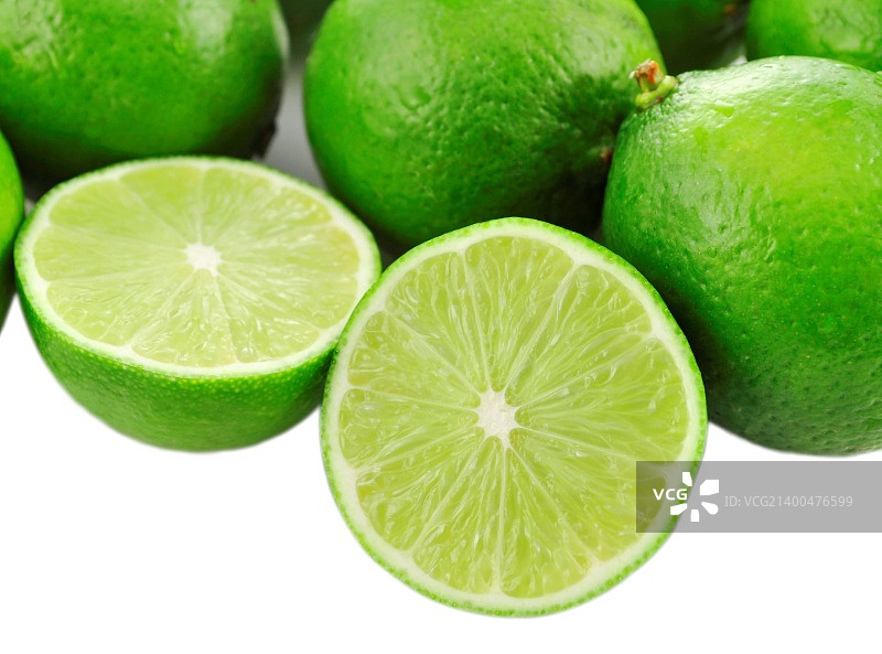 白色背景上的青柠特写图片素材