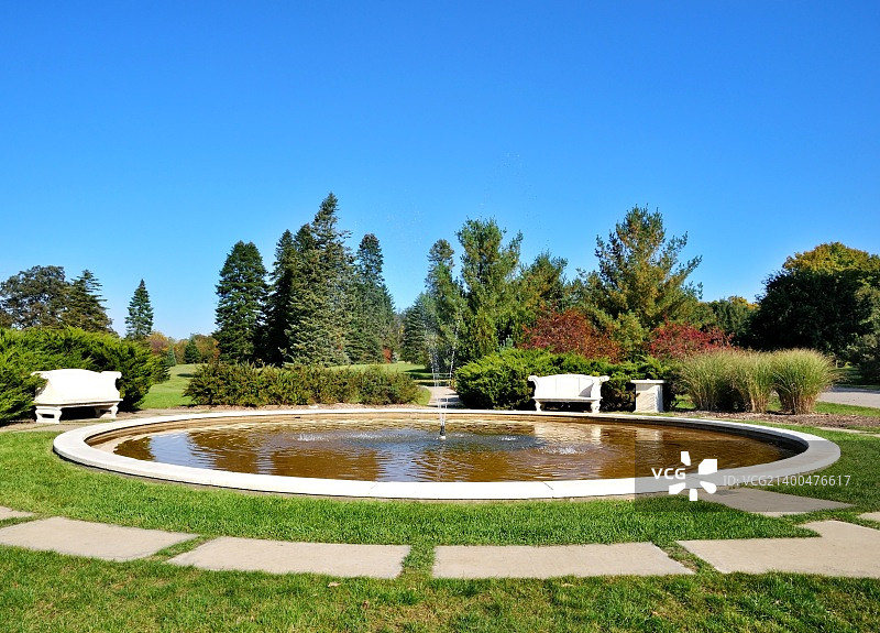 公园里的喷泉和长椅图片素材