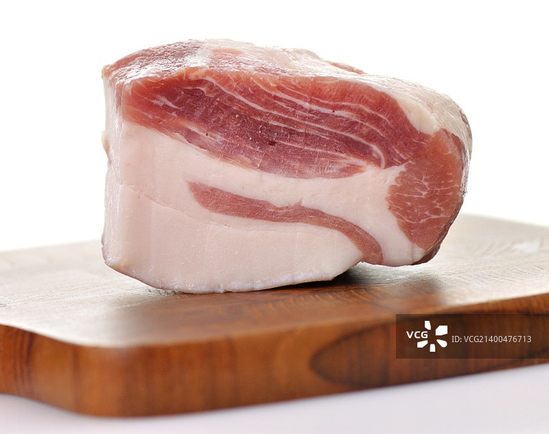 砧板上的一块新鲜咸猪肉图片素材